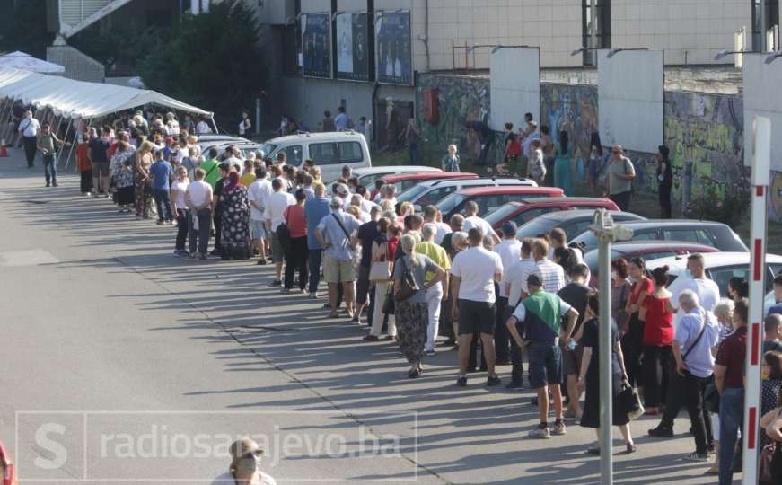 SDA: Vlast u Sarajevu tjera 400.000 ljudi na jedan punkt za vakcinaciju
